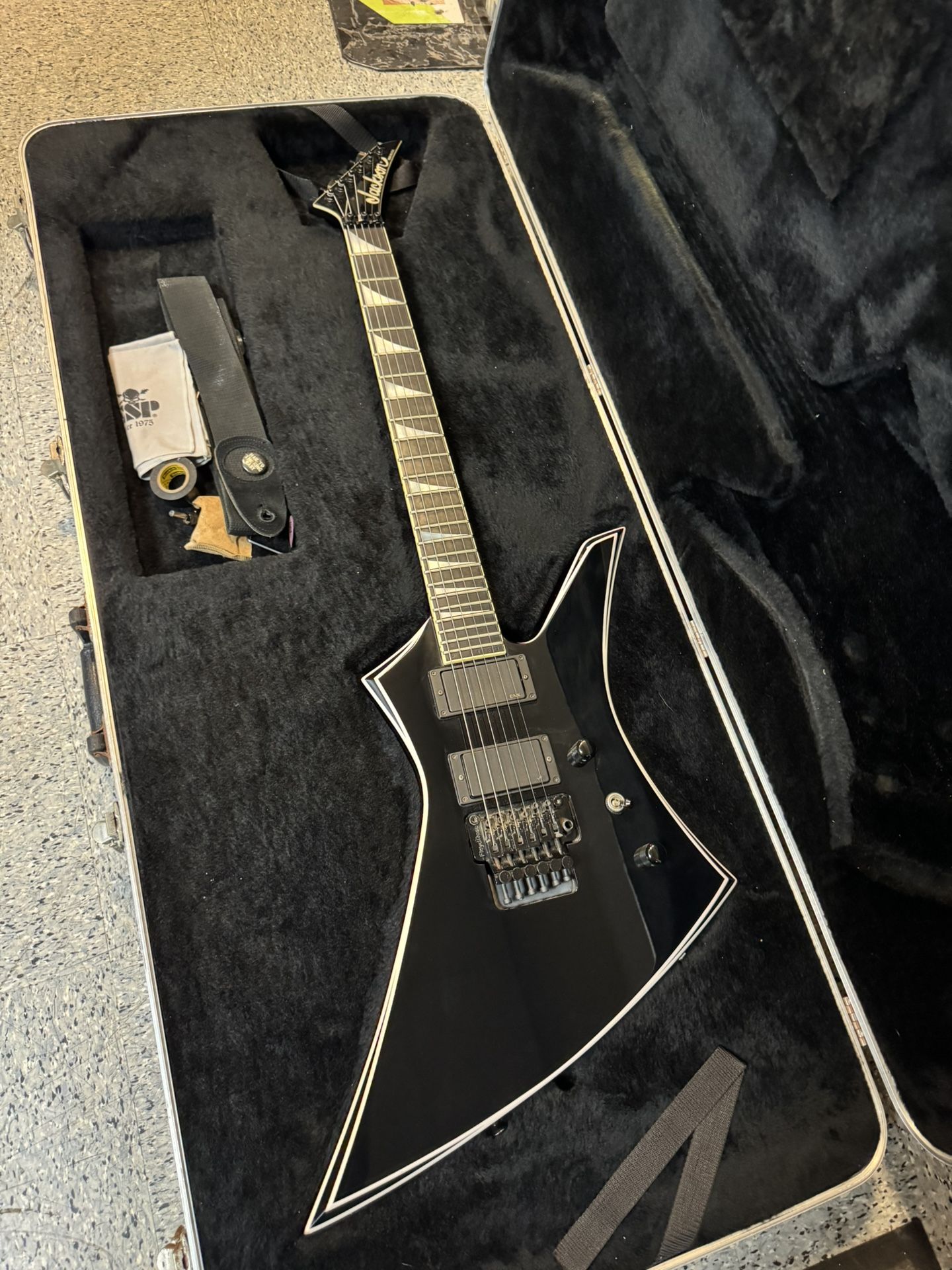Jackson USA Kelly KE2 Black With White Pinstripes