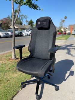 2022 Secretlab Titan Evo Black Softweave Gaming / Office chair