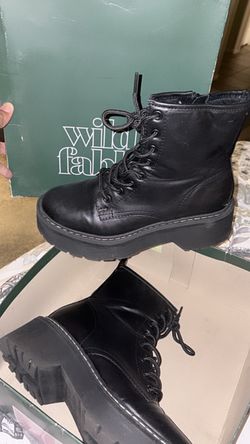 Women’s black winter boots size 8