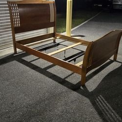 Queen Wooden Bed frame (DELIVER OPTION)