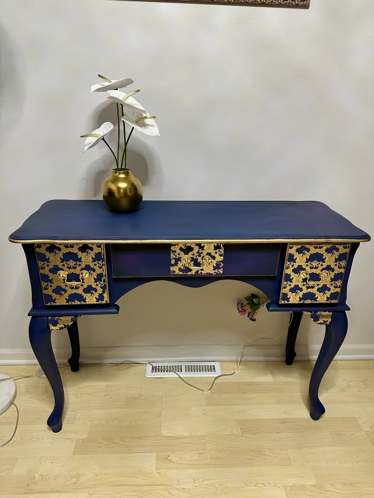 2️⃣ Elegant Entryway Console Table – Royal Blue with Gold Leaf Design