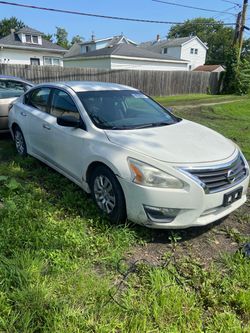 Nissan Altima White 4-Door Sedan