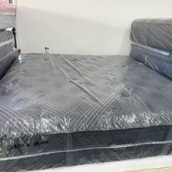 KING SIZE SIMMONS BEAUTYREST BLACK SERIES 2 (PLUSH) MATTRESS & BOX SPRINGS BED SET