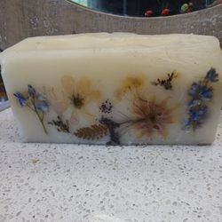ROSY RINGS HANDPOURED BOTANICAL BRICK CANDLEg
