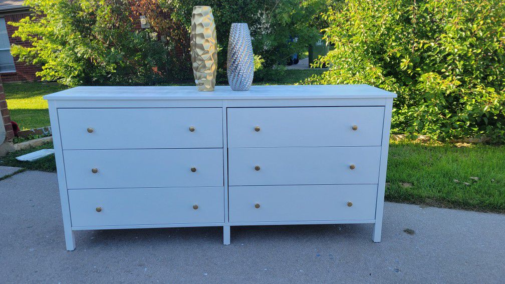 MODERN WHITE 6 DRAWERS DRESSER WITH ROLLING ON DRAWERS 67X35X34  GOLDEN KNOBS LIKE NEW