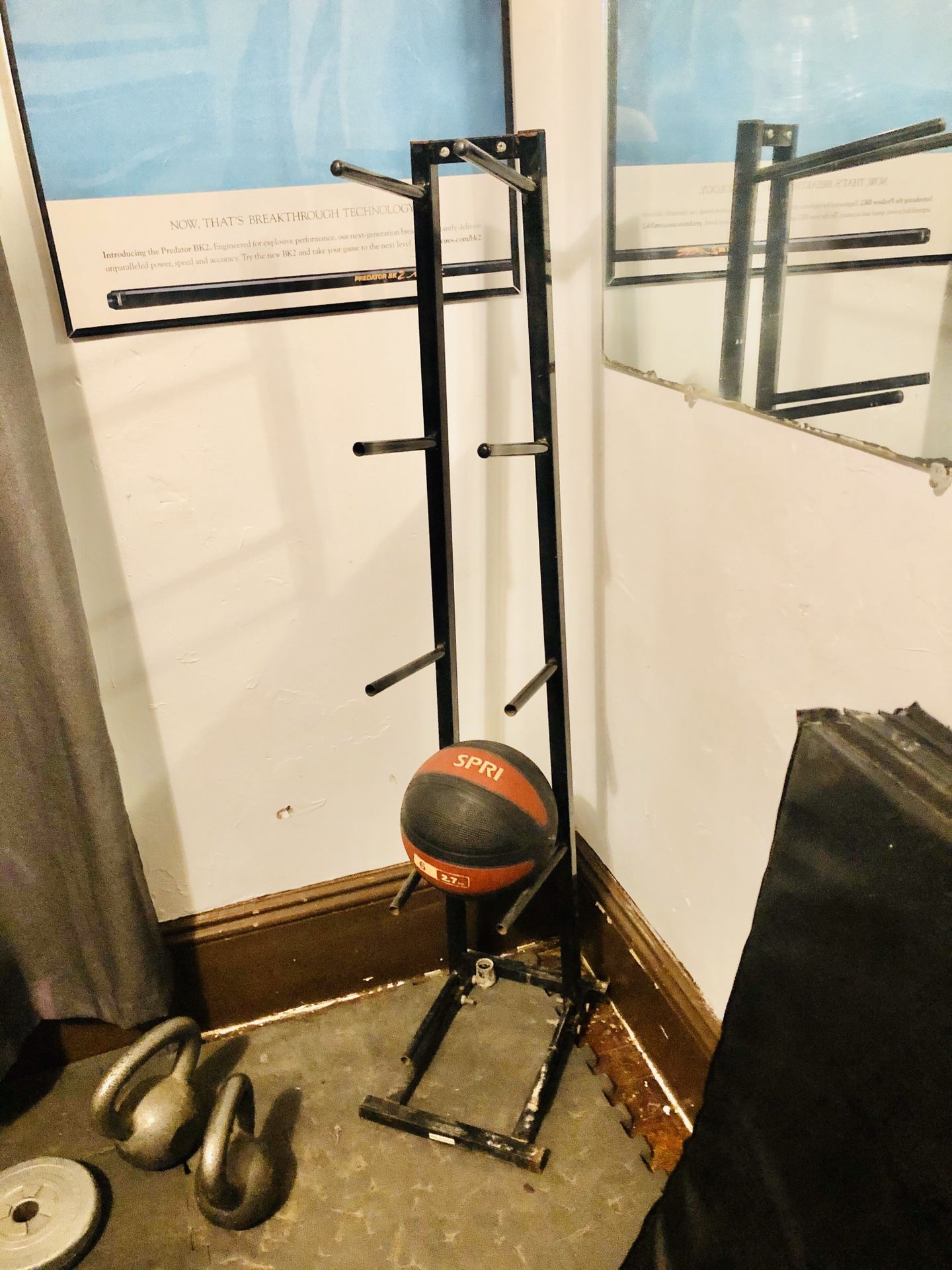 MEDICINE BALL STAND - Fitness & Exercise