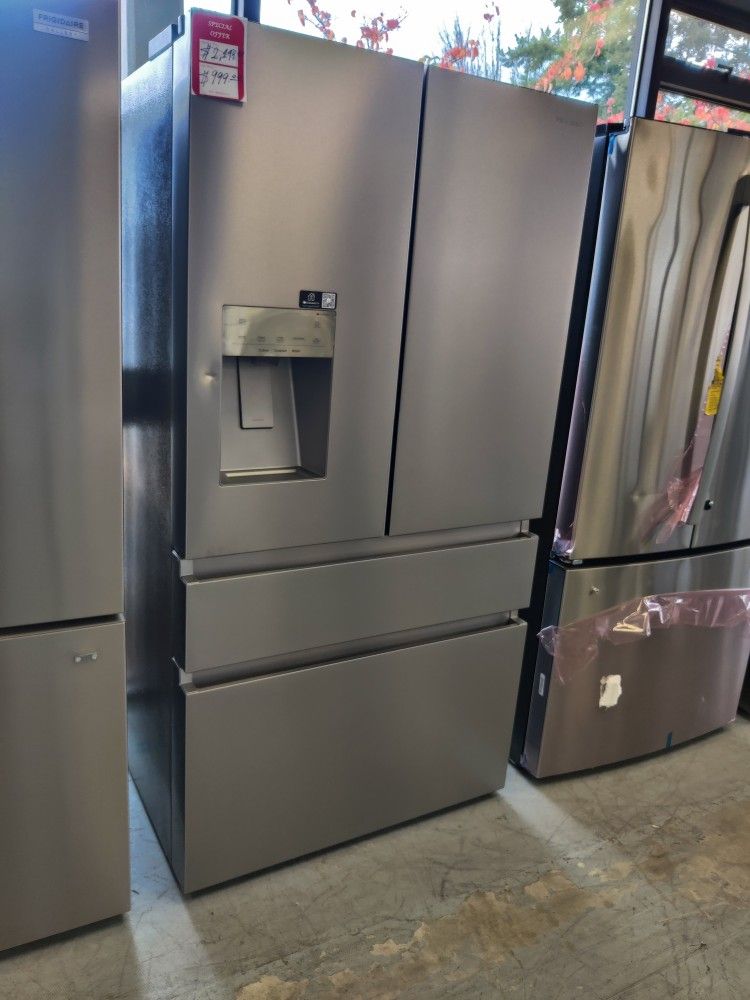 New Hisense PureFlat Standard-Depth 25.6-cu ft 4 -Door 36-in Wide Smart Compatible French Door Refrigerator with Ice Maker with Water and Ice Dispense