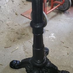 Rond Top Table W/ Steel Stand . 