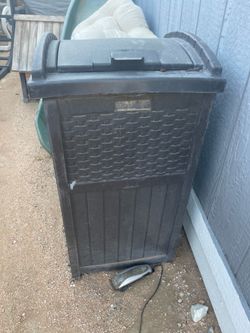 Outdoor plastic trash can
