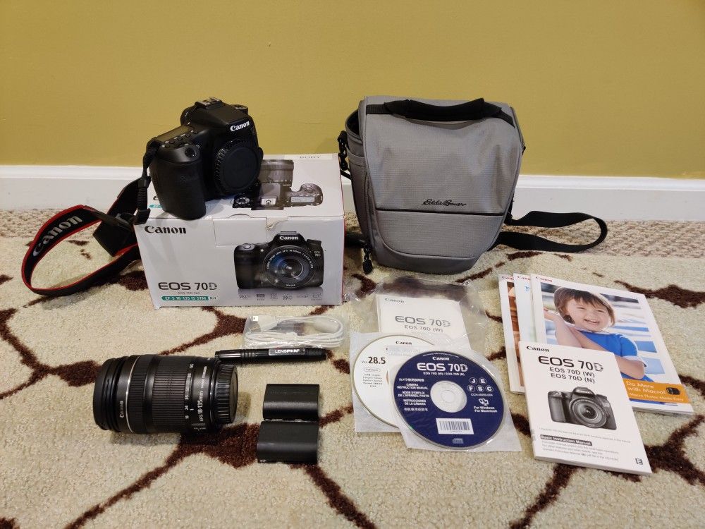 CANON 70D SLR Camera with 18-135mm Lens kit PLUS BAG AND ACCESSORIES Like New