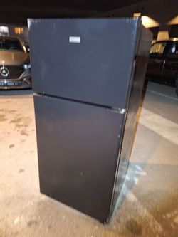 APARTMENT SIZE REFRIGERATOR