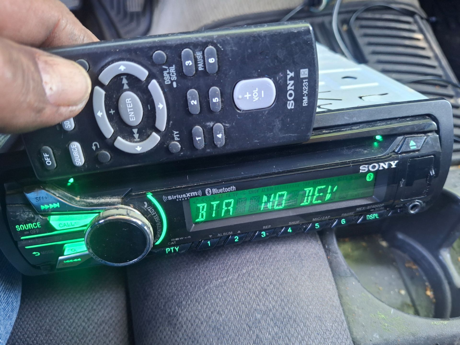 STEREO SONY CD AUX USB BLUETOOTH CAMBIA DE DIFERENTES COLORES GOOD CONDICIÓN ABLO ESPAÑOL