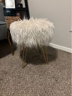 WHITE/GOLD FUZZY STOOL