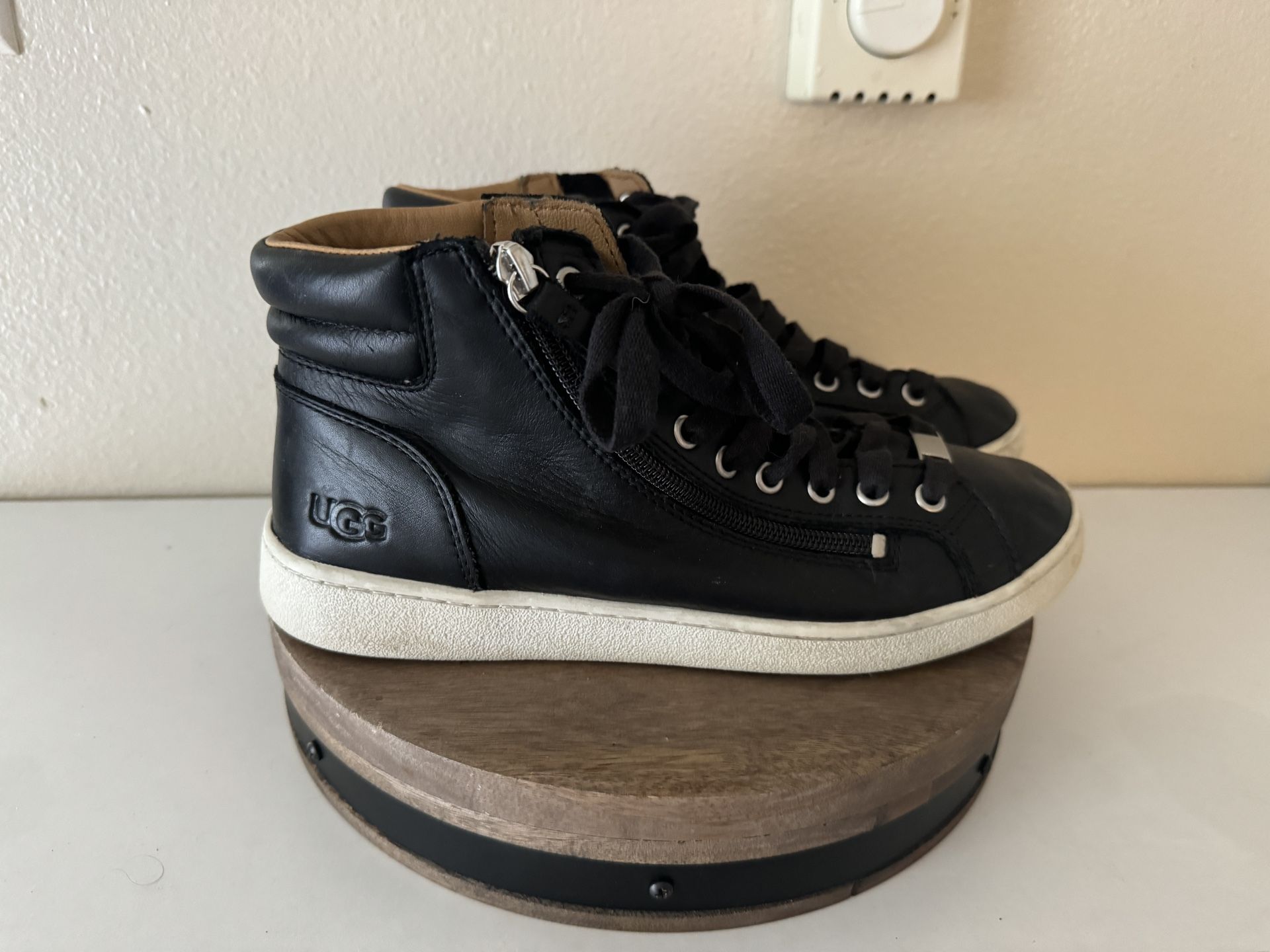 Ugg Unisex Shoes. Size 9