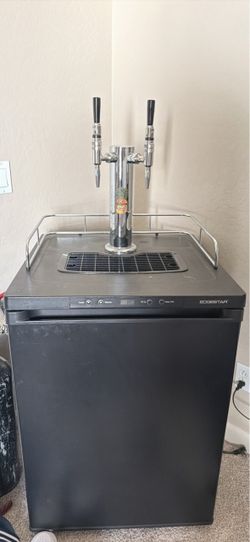 EdgeStar BR3002 24 Inch Wide Kegerator- Dual Pour System