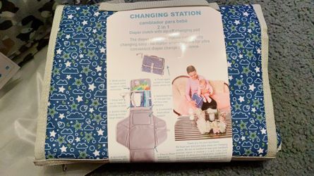 2 in 1 diaper clutch with zip-off changing pad