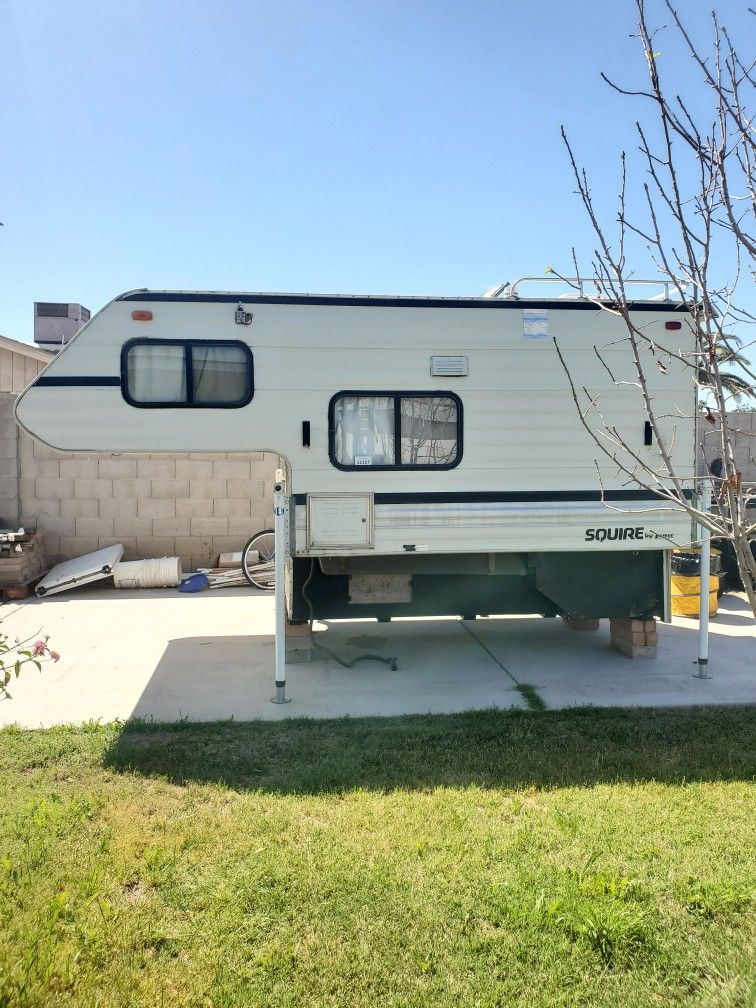 87 Lance Truck CamperNO LEAKS In OR Out