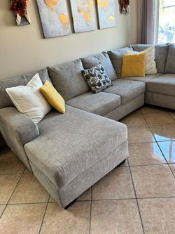 DELIVERY AVAILABLE 🚛! Gorgeous Sectional couch with double chaise LIKE NEW