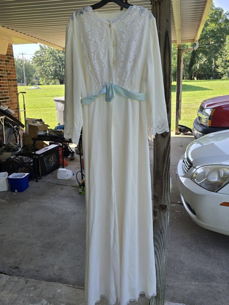 Vintage Victorian Lingerie Flooring Down And Matching Robe Size Medium