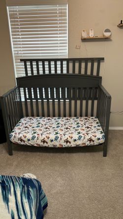 Baby crib/ toddler bed