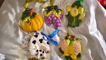 $20 VINTAGE CERAMIC KITCHEN WALL DECORATIONS