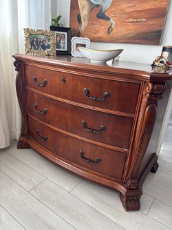 Broyhill Traditional 4-Drawer Dresser / Chest