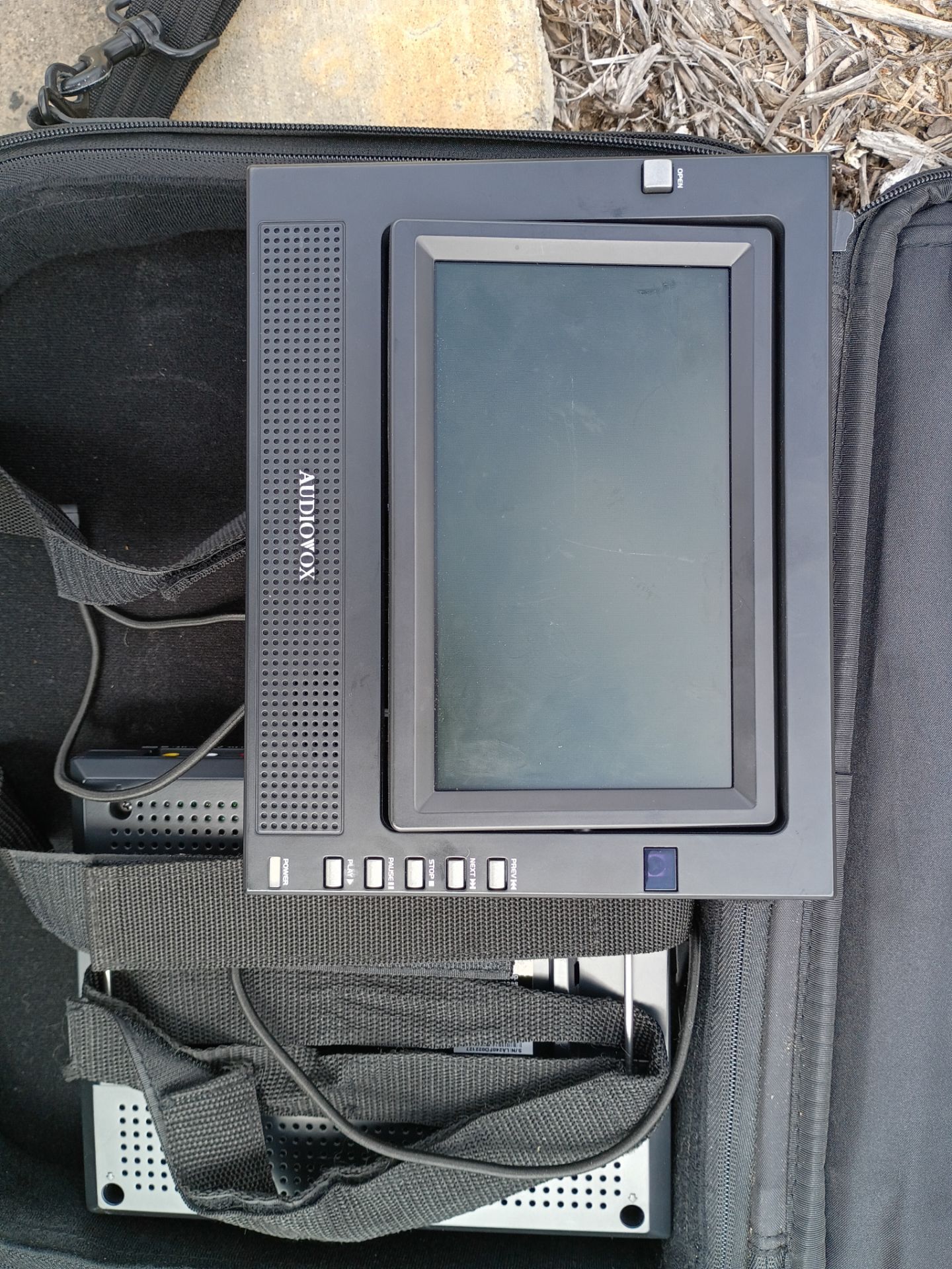 Audiovox 7” dual screen mobile dvd system LOT with case