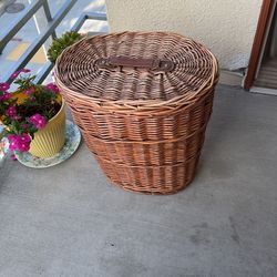 Straw Basket With Lid