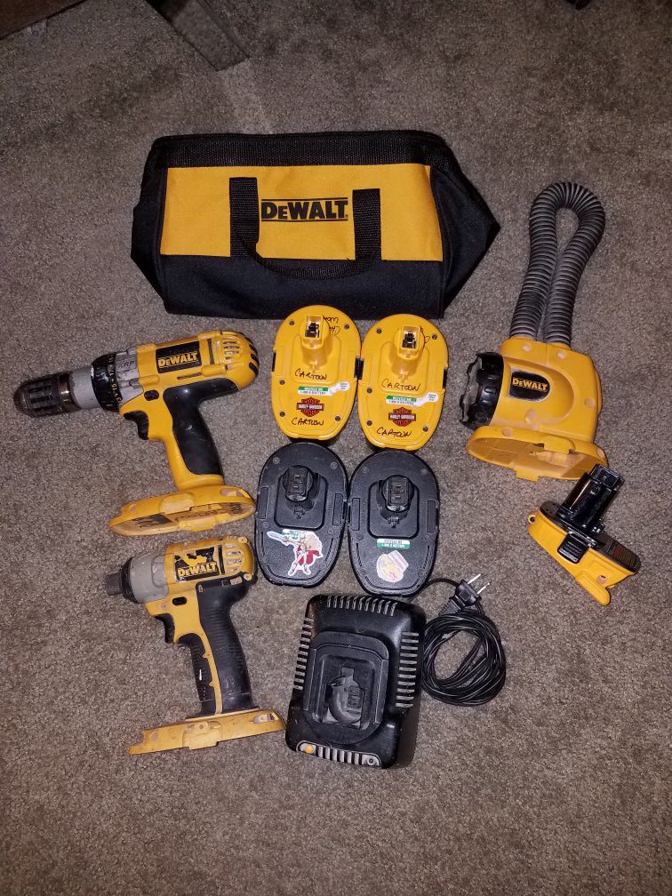 Used 18 Volt Dewalt Drill Set With 4 Batteries GREAT CONDITION