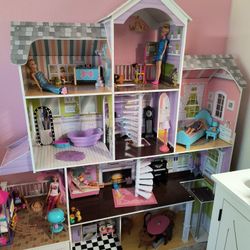 Hude Dollhouse With Furniture, Barbies And Accessories