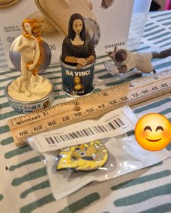 New Art Figure Miniature Toy Mona Lisa da Vinci, Cute Cat ,This is Fine Dog Pin