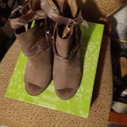 Women's Arturo Chiang Size 8.5 Heels