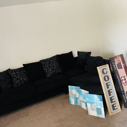 BLACK LIVING ROOM SECTION W/ GRAY SILVER AND BLAC PILLOWS. CANVAS PICTURES INCLUDED !!