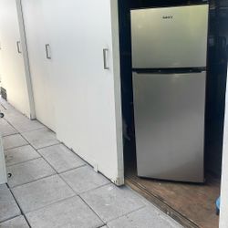 Mini Refrigerator With Freezer. New !!