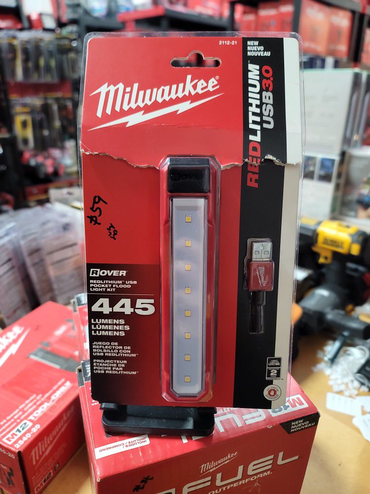Milwaukee
445 Lumens LED REDLITHIUM USB Rover Pocket Flood Light