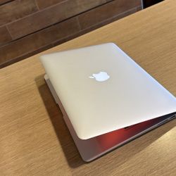 Apple MacBook Air 13” i5/4GB/256GB SSD $180 