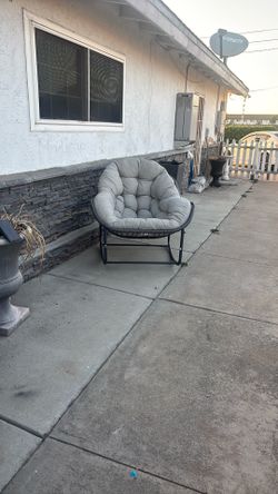 Outdoor papas and chairs