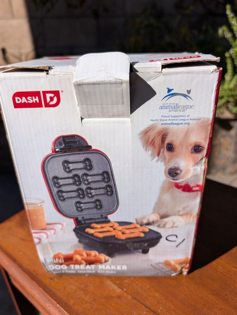 Dash Mini Dog Treat Maker Non-Stick Surface 6 Natural Biscuits