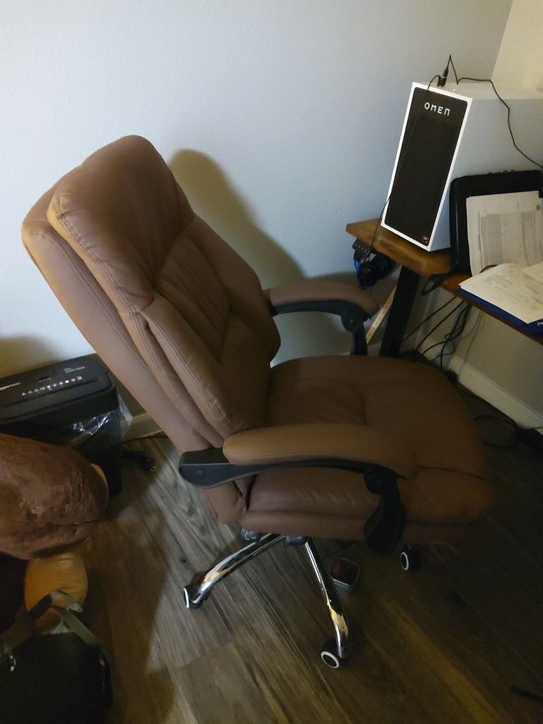 Office/Gaming Chair With Foot Rest (Send A Fair Offer And It's Yours!!!)