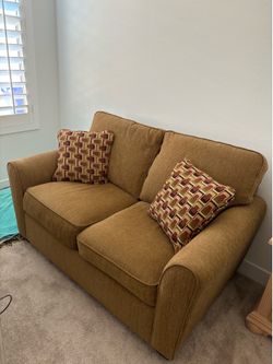 Loveseat w/throw pillows
