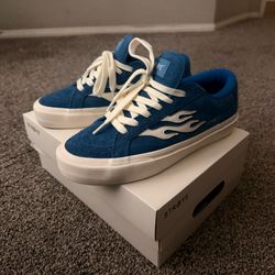 Straye logan blue flame size 10 (LIKE NEW)