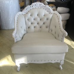 Tufted Chair FOR SALE BEEN IN SHOWROOM