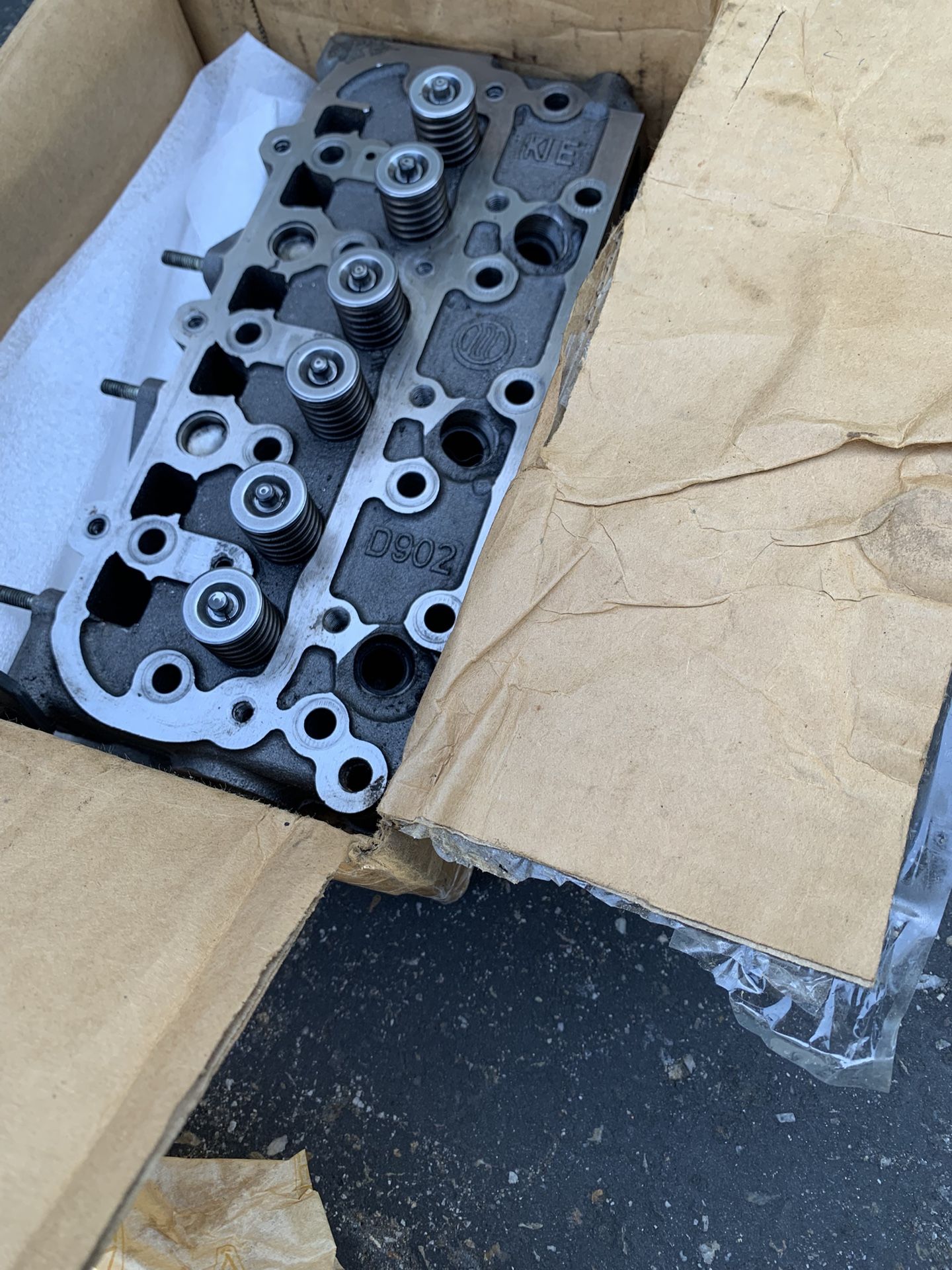 Kubota Complete Cylinder Head Kit for D902-E2B Engines (KEACK-H1G90)
