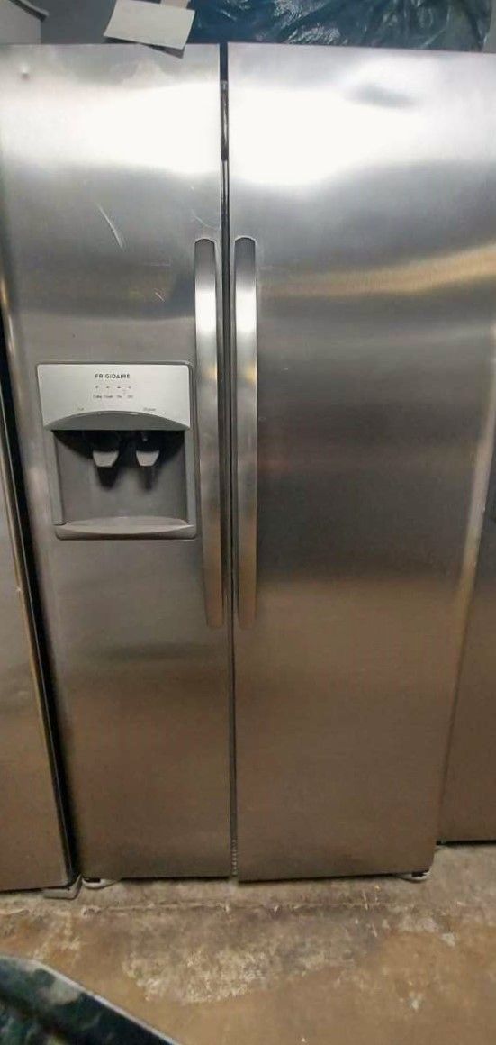 New Frigidaire 26 Cu Ft Side by Side Fridge