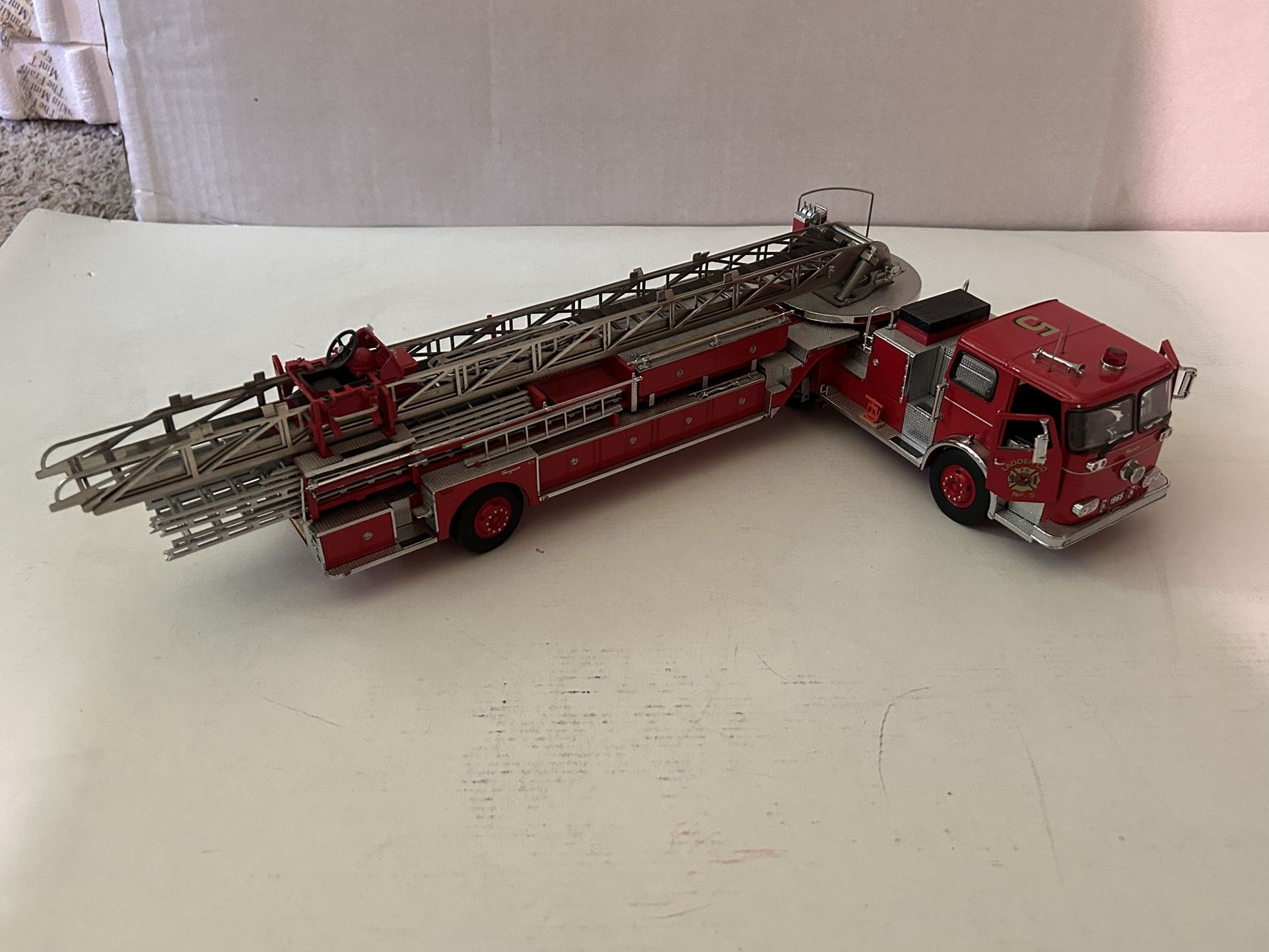 Die Cast FRANKLIN MINT Precision Model - 1965 Seagrave Fire Engine Ladder Truck Co. No. 5