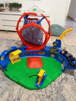 Hot Wheels Monster Trucks Arena Playset