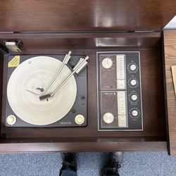 Collectible Vintage 1961 Zenith Phonograph/radio