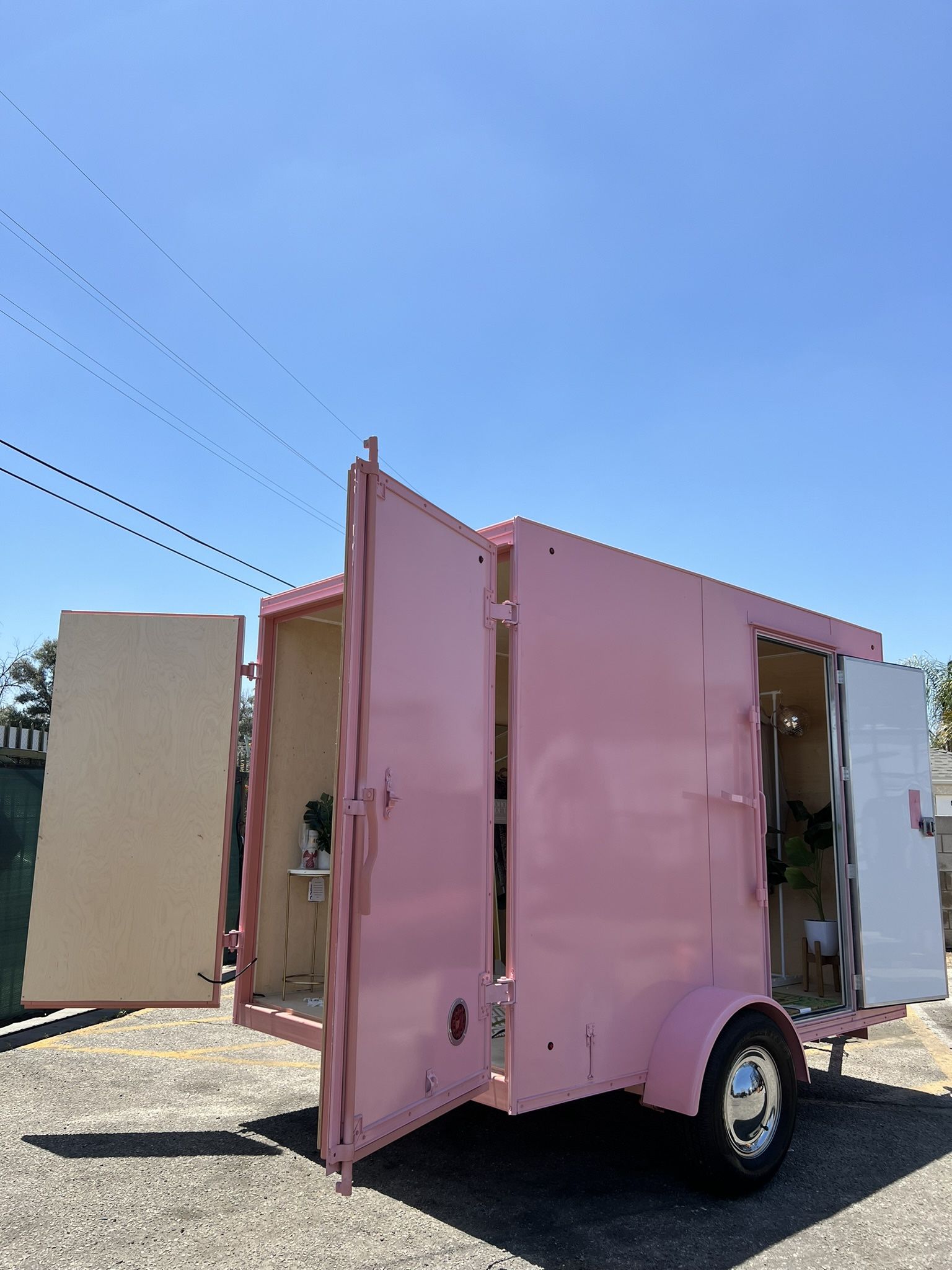 MOBILE BOUTIQUE TRAILER
