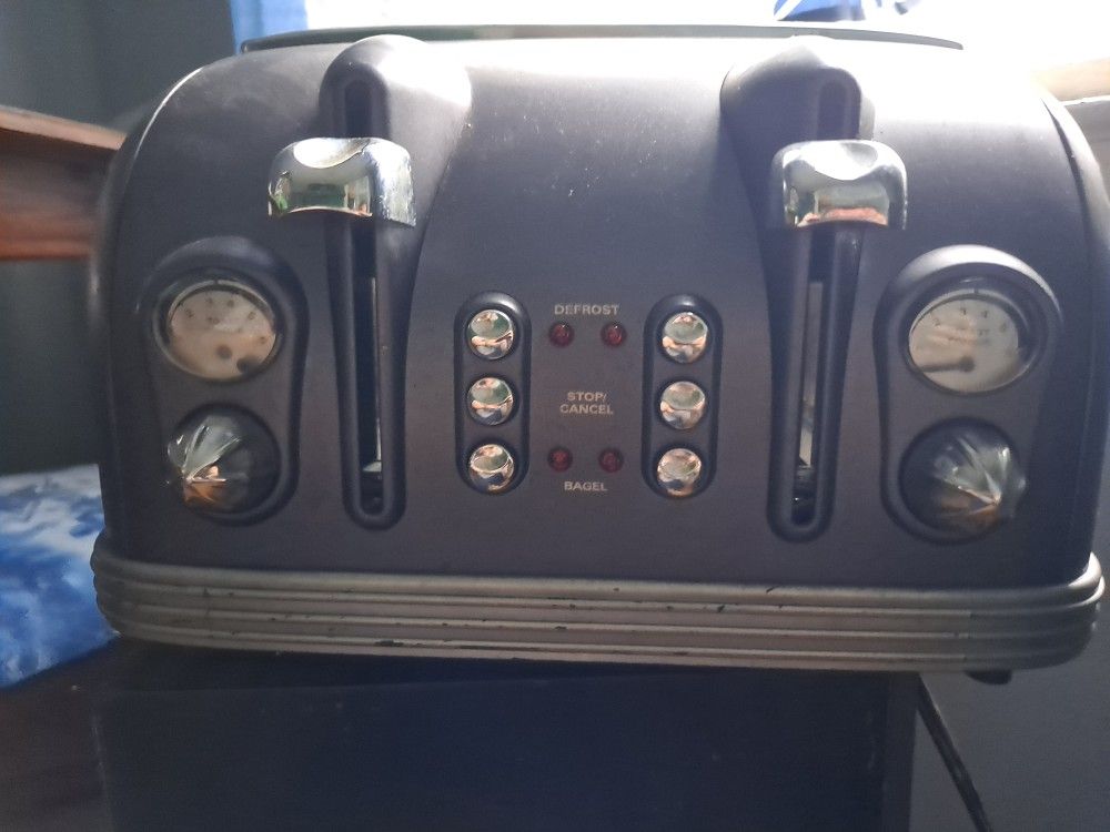 DēLonghi 4 slice toaster