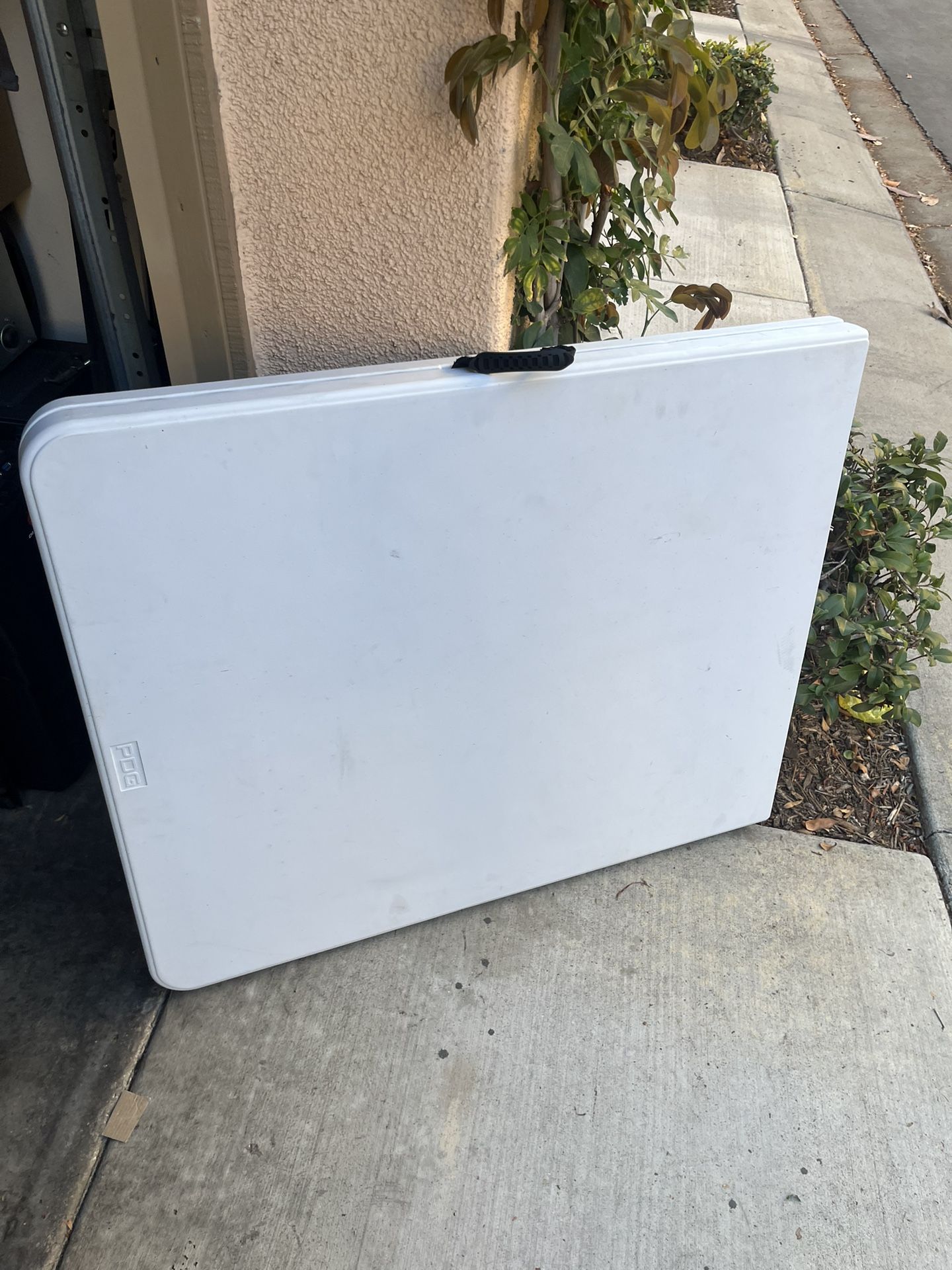 6ft Folding Table β Portable & Sturdy